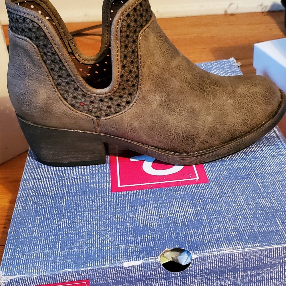 Brown Western Style Ankle Boots Booties New in Box Size 6